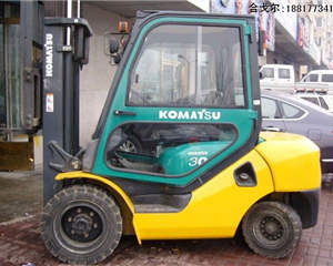 純進口小松3噸帶駕駛室二手叉車
